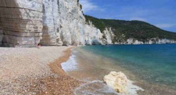 È chiamata la “terra dei Mandorli”, perfetta per una gita fuori porta: le sue spiagge bianche sono paradisiache