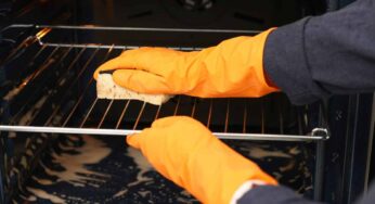 Pulire le griglie del forno era una vera impresa, poi ho scoperto questo trucco: risolvo in pochi minuti