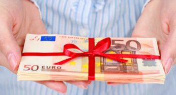 Soldi regalati a parenti e amici, quando si pagano le tasse? Attenzione a questi limiti: si rischia grosso